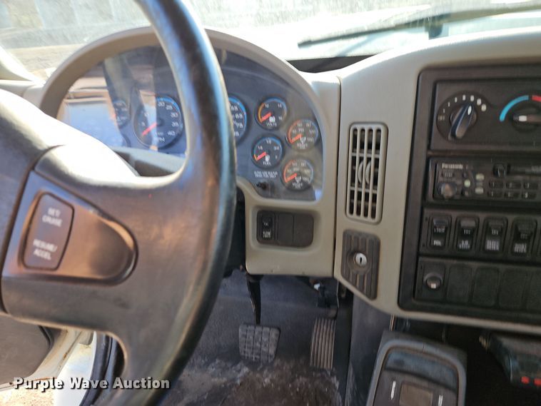 image for item EI8915 2009 International WorkStar 7400 applicator truck