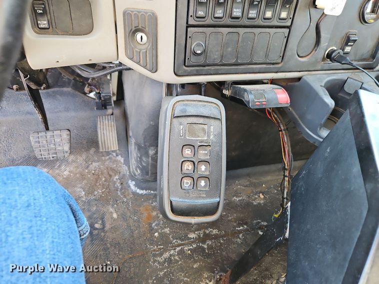 image for item EI8915 2009 International WorkStar 7400 applicator truck