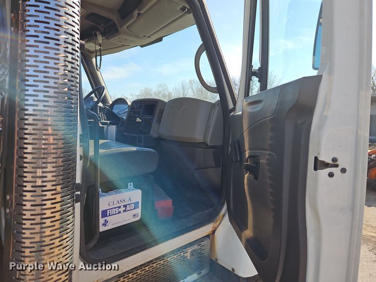 image for item EI8915 2009 International WorkStar 7400 applicator truck