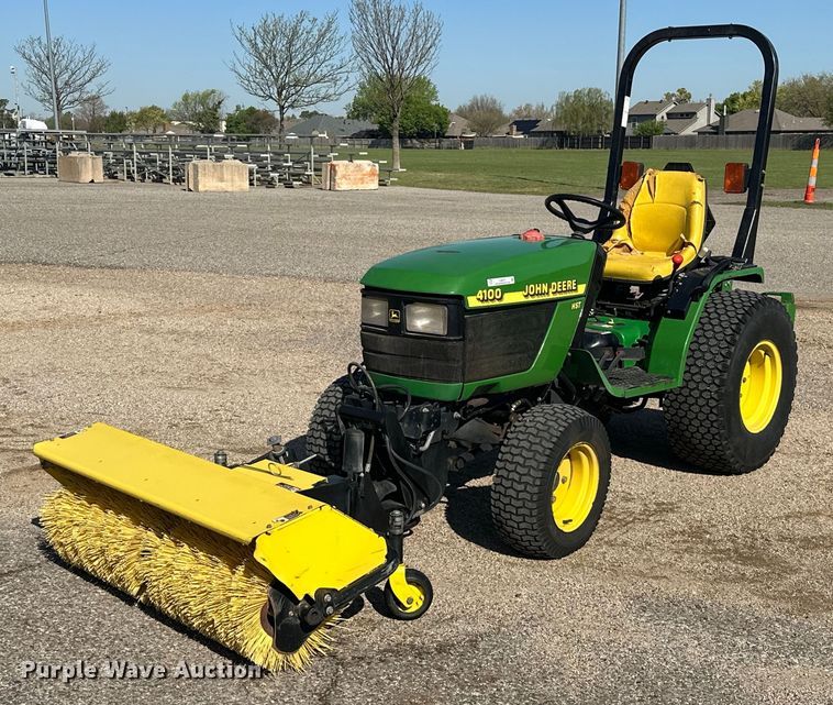 image for item EJ8579 1999 John Deere 4100 MFWD tractor