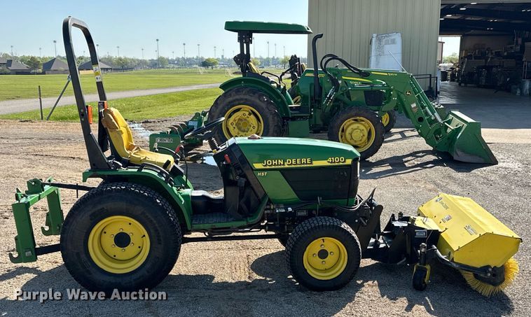 image for item EJ8579 1999 John Deere 4100 MFWD tractor