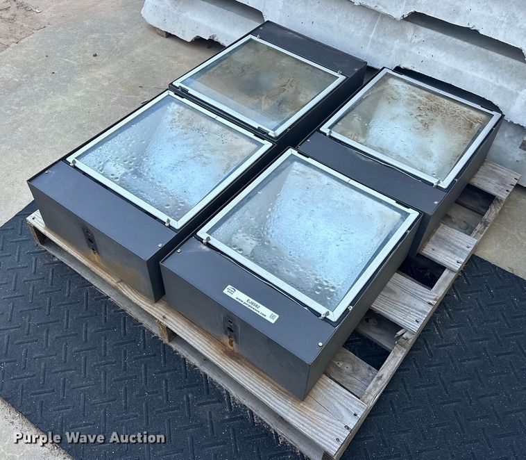 image for item EJ8582 (4) parking lot light fixtures