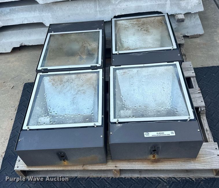 image for item EJ8582 (4) parking lot light fixtures