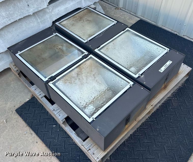 image for item EJ8582 (4) parking lot light fixtures