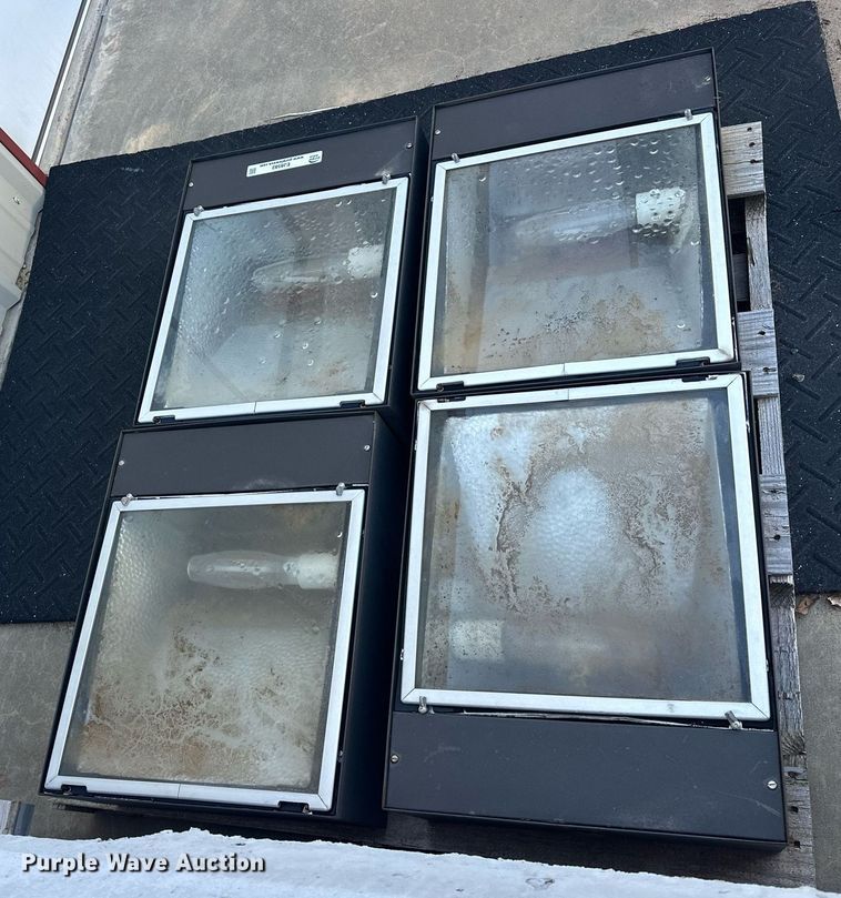 image for item EJ8582 (4) parking lot light fixtures