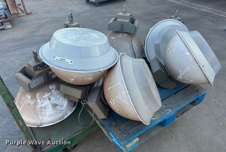 image for item EJ8586 (8) Underwriters Laboratories HID light Fixtures 