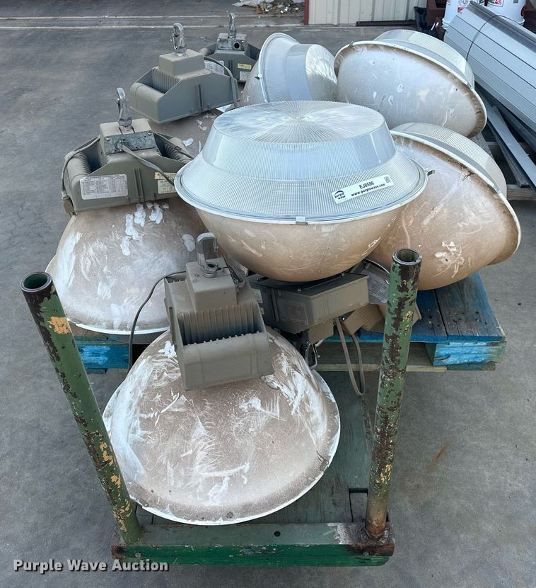 image for item EJ8586 (8) Underwriters Laboratories HID light Fixtures 