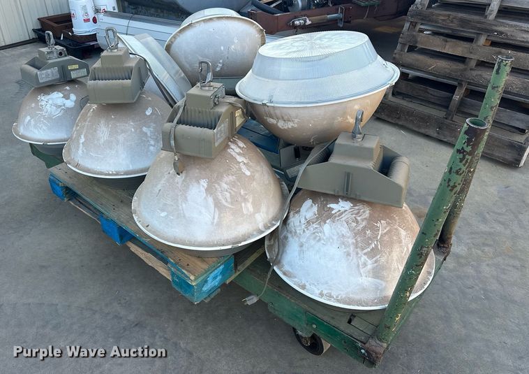 image for item EJ8586 (8) Underwriters Laboratories HID light Fixtures 