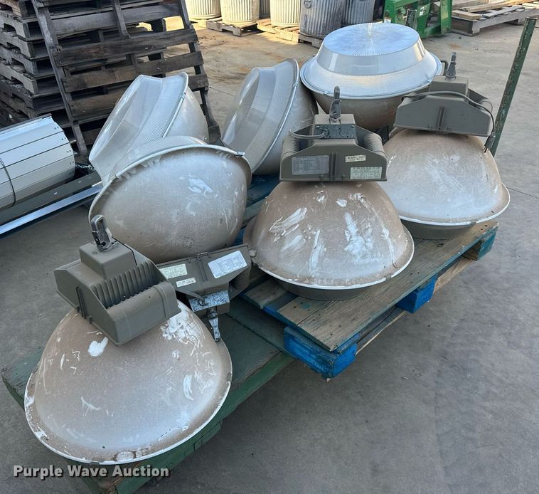 image for item EJ8586 (8) Underwriters Laboratories HID light Fixtures 