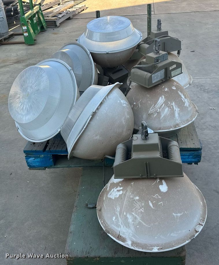 image for item EJ8586 (8) Underwriters Laboratories HID light Fixtures 