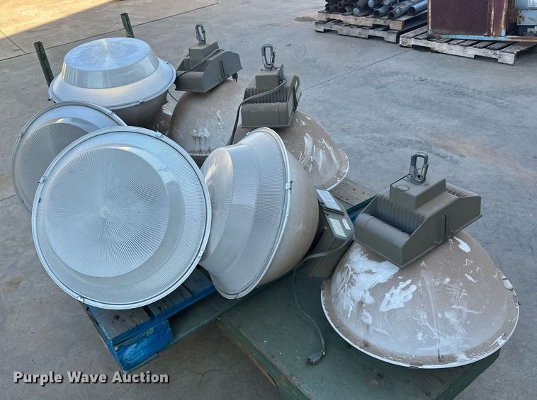 image for item EJ8586 (8) Underwriters Laboratories HID light Fixtures 