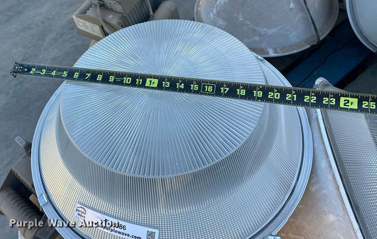 image for item EJ8586 (8) Underwriters Laboratories HID light Fixtures 