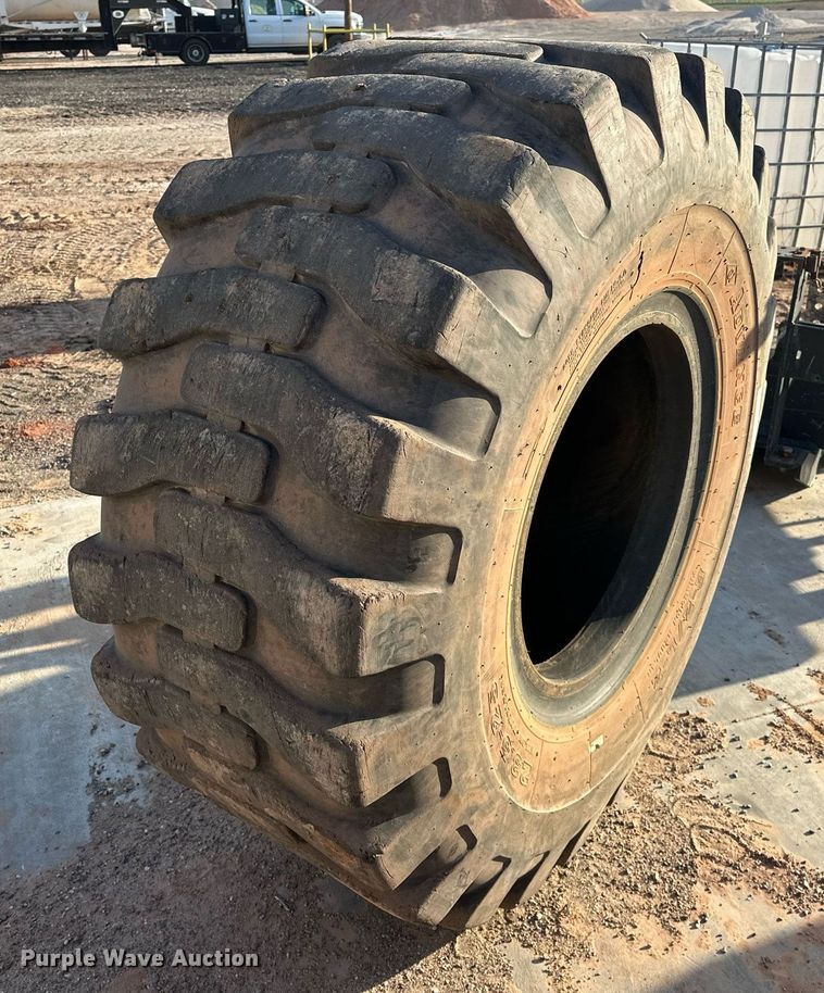 image for item EJ8600 Advance 23.5-25 tire
