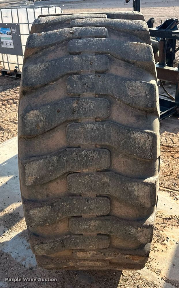 image for item EJ8600 Advance 23.5-25 tire