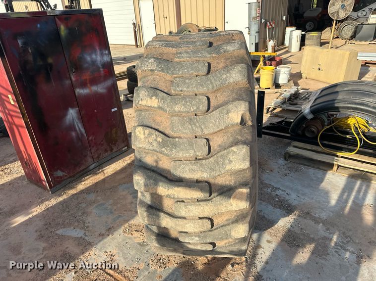 image for item EJ8600 Advance 23.5-25 tire