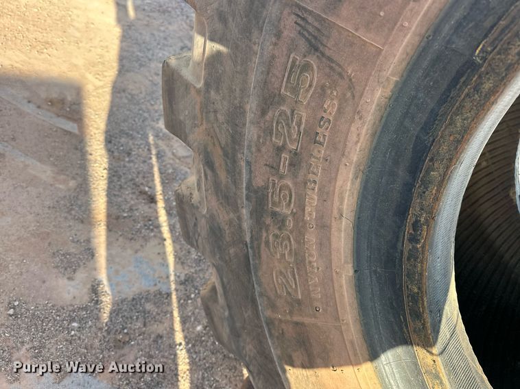 image for item EJ8600 Advance 23.5-25 tire