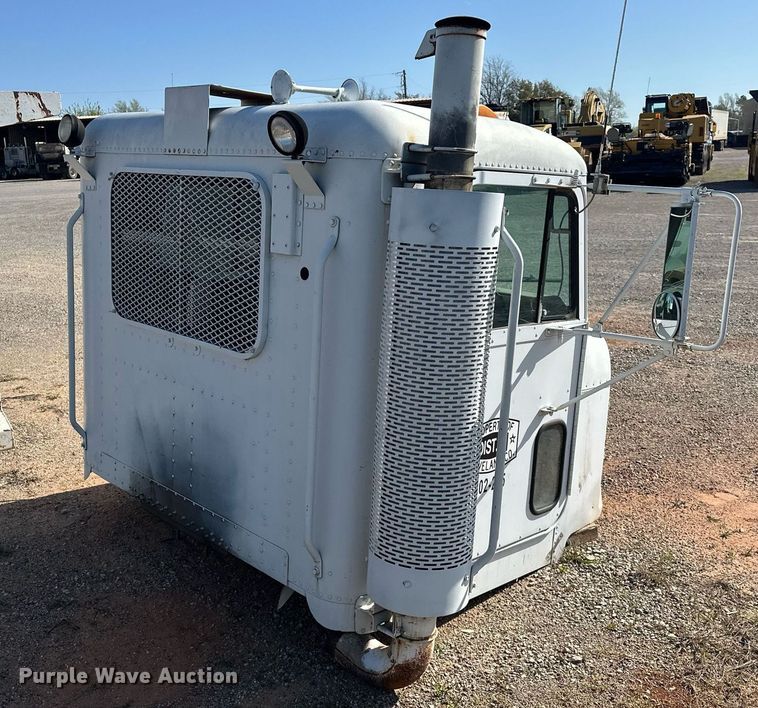 image for item EJ8608 1991 Freightliner M915A2 semi truck cab