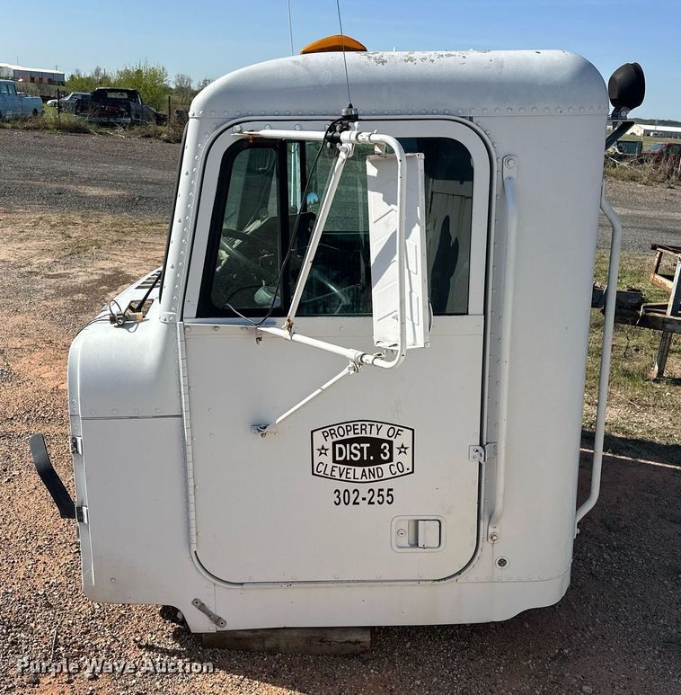 image for item EJ8608 1991 Freightliner M915A2 semi truck cab