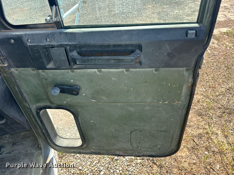 image for item EJ8608 1991 Freightliner M915A2 semi truck cab