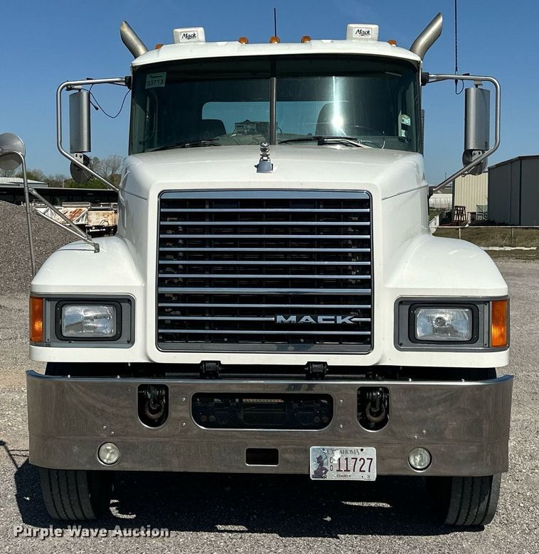 image for item EJ8613 2008 Mack CHU613 semi truck