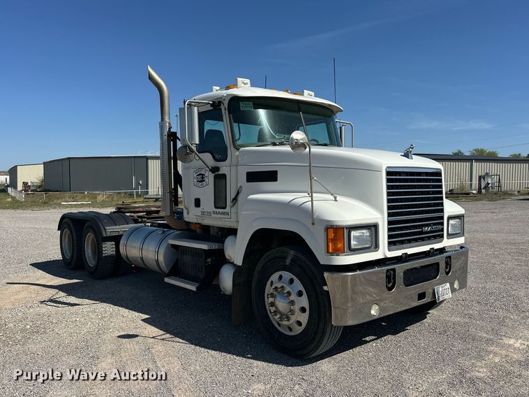 image for item EJ8613 2008 Mack CHU613 semi truck