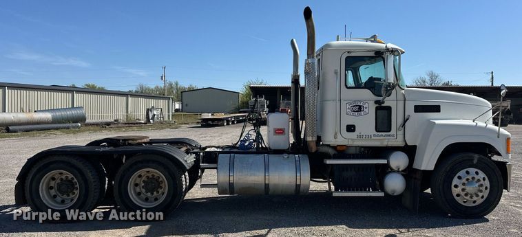 image for item EJ8613 2008 Mack CHU613 semi truck