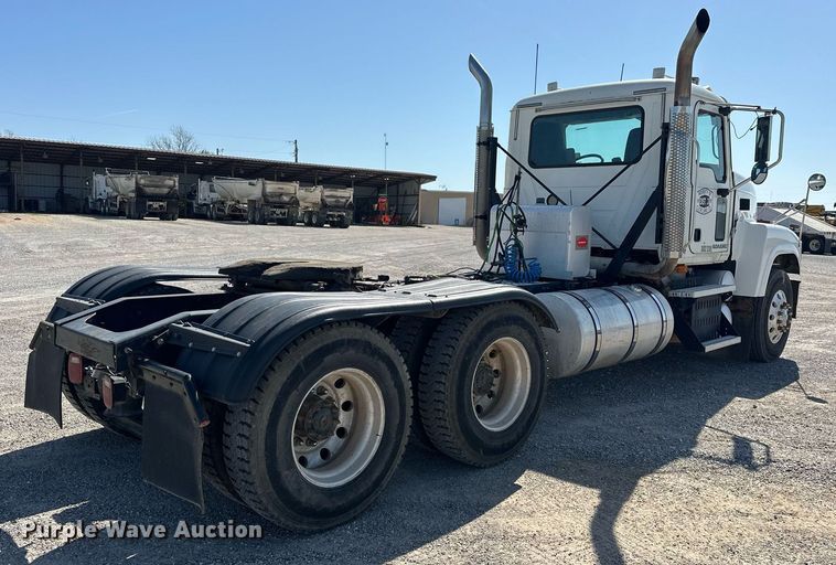 image for item EJ8613 2008 Mack CHU613 semi truck