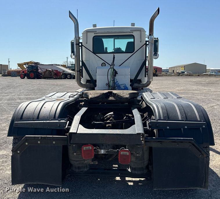 image for item EJ8613 2008 Mack CHU613 semi truck