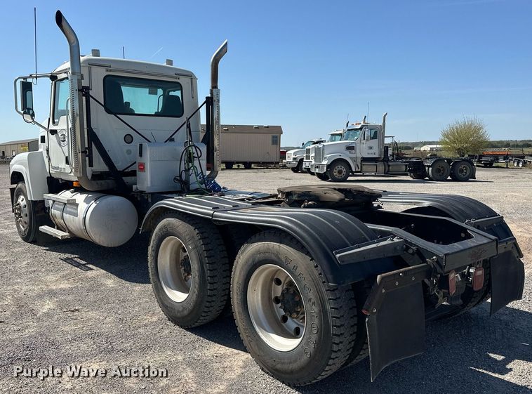 image for item EJ8613 2008 Mack CHU613 semi truck