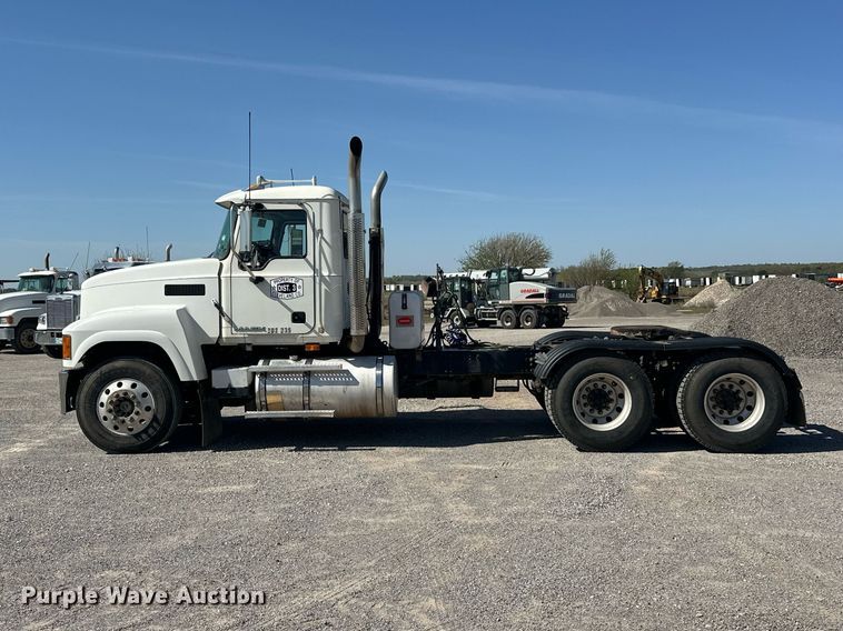 image for item EJ8613 2008 Mack CHU613 semi truck