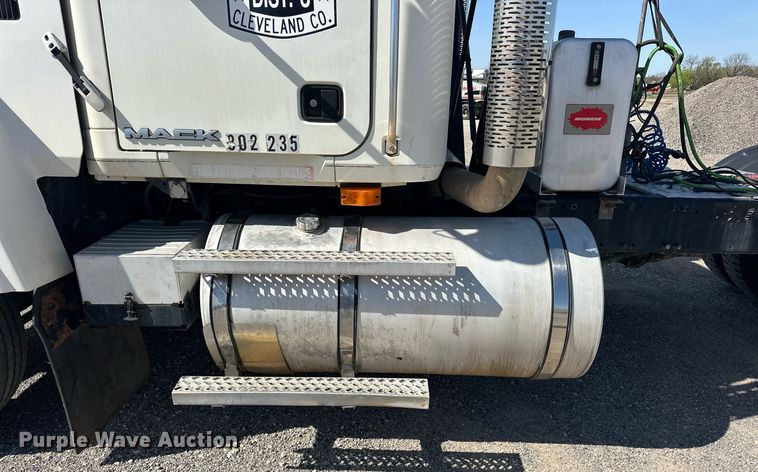 image for item EJ8613 2008 Mack CHU613 semi truck