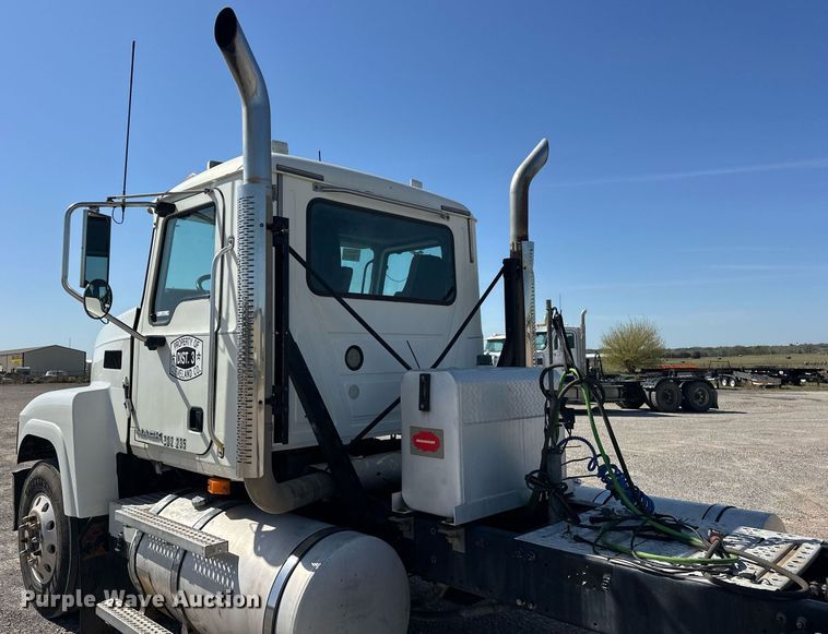 image for item EJ8613 2008 Mack CHU613 semi truck