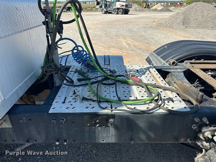 image for item EJ8613 2008 Mack CHU613 semi truck