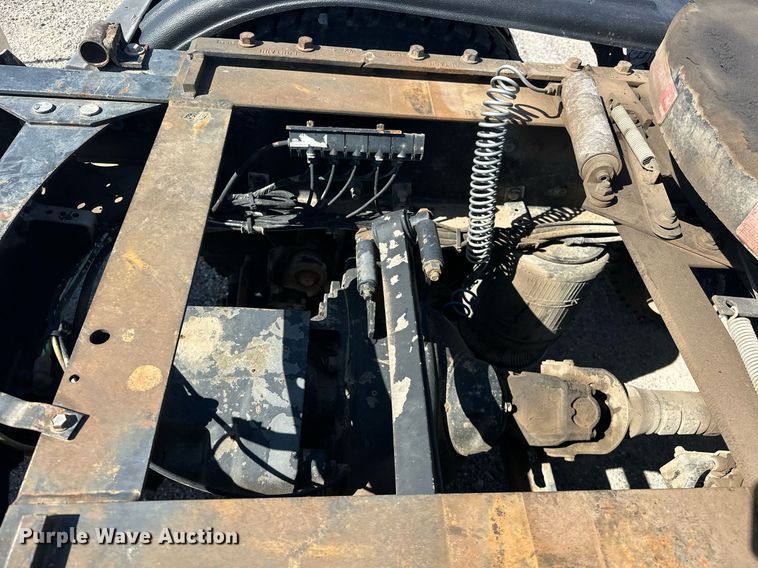 image for item EJ8613 2008 Mack CHU613 semi truck