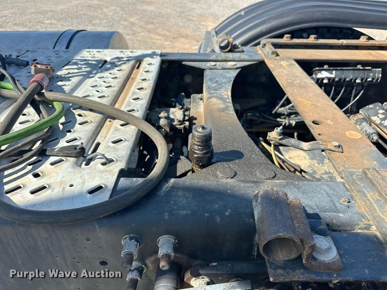 image for item EJ8613 2008 Mack CHU613 semi truck