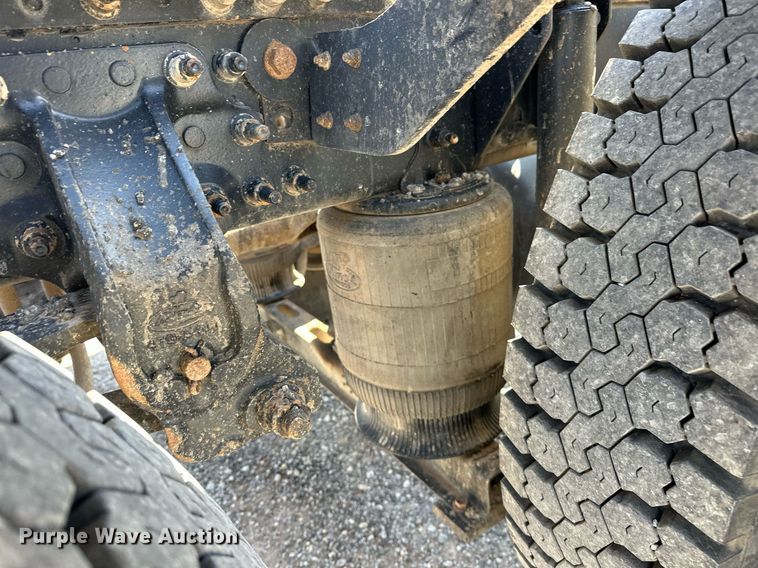 image for item EJ8613 2008 Mack CHU613 semi truck