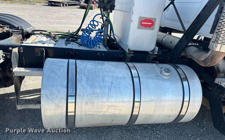 image for item EJ8613 2008 Mack CHU613 semi truck