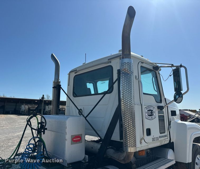 image for item EJ8613 2008 Mack CHU613 semi truck