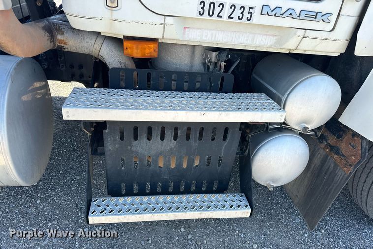 image for item EJ8613 2008 Mack CHU613 semi truck