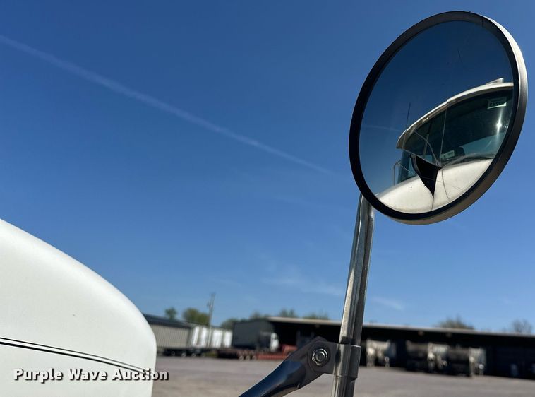 image for item EJ8613 2008 Mack CHU613 semi truck