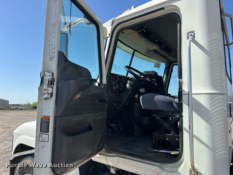 image for item EJ8613 2008 Mack CHU613 semi truck