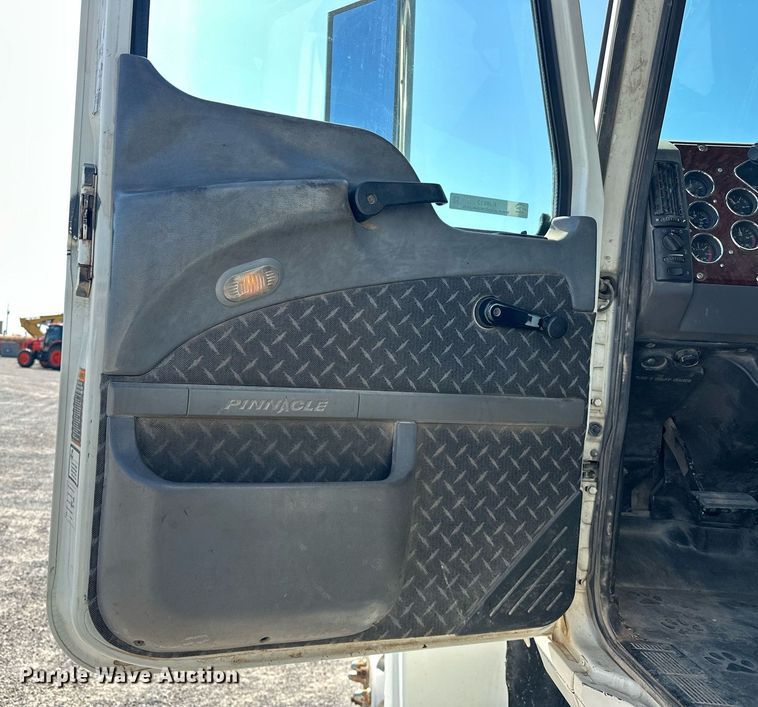 image for item EJ8613 2008 Mack CHU613 semi truck