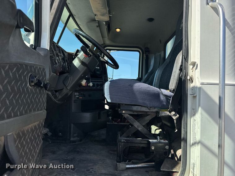 image for item EJ8613 2008 Mack CHU613 semi truck