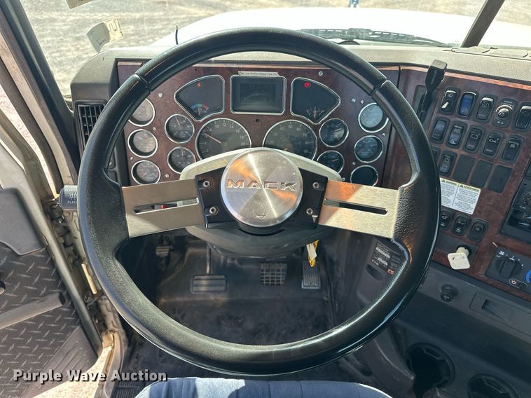 image for item EJ8613 2008 Mack CHU613 semi truck