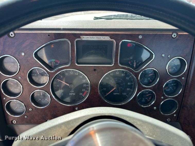 image for item EJ8613 2008 Mack CHU613 semi truck