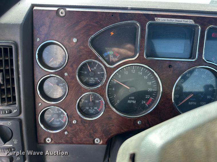 image for item EJ8613 2008 Mack CHU613 semi truck