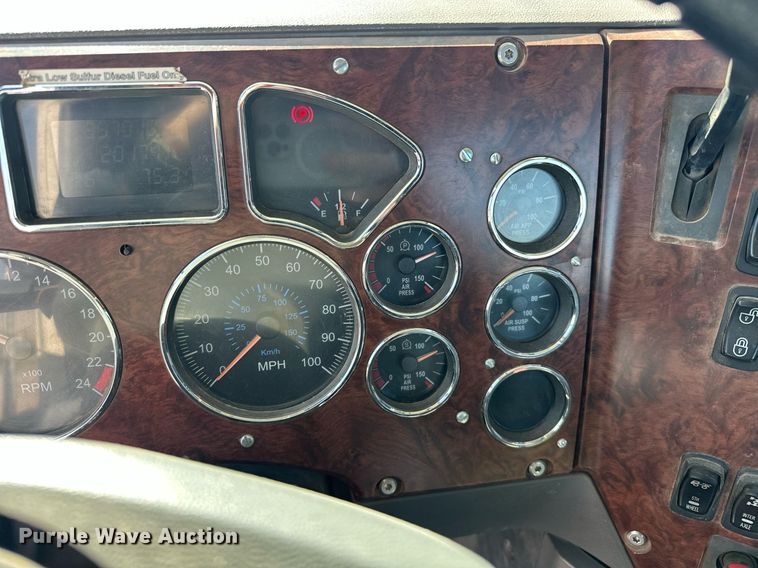 image for item EJ8613 2008 Mack CHU613 semi truck