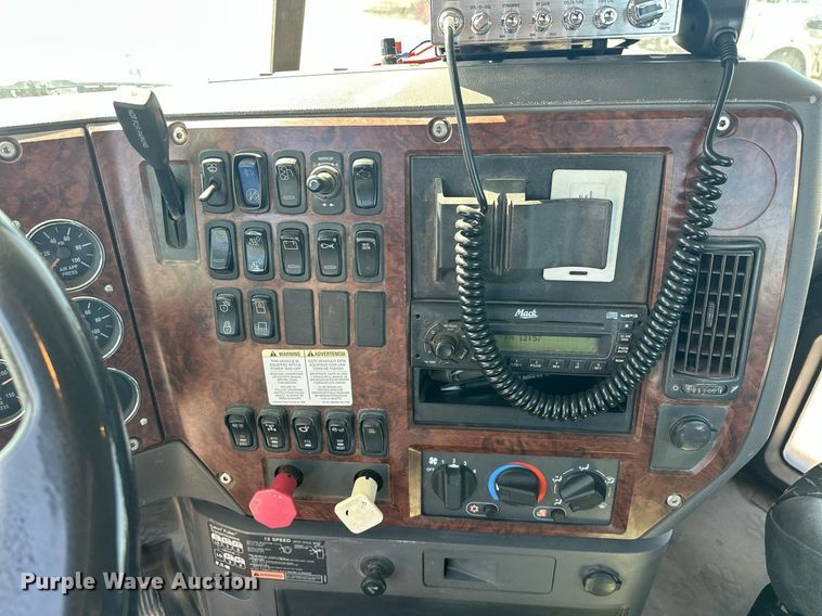 image for item EJ8613 2008 Mack CHU613 semi truck