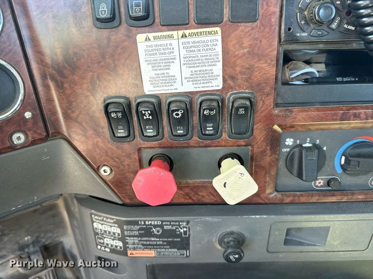 image for item EJ8613 2008 Mack CHU613 semi truck