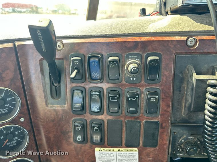 image for item EJ8613 2008 Mack CHU613 semi truck